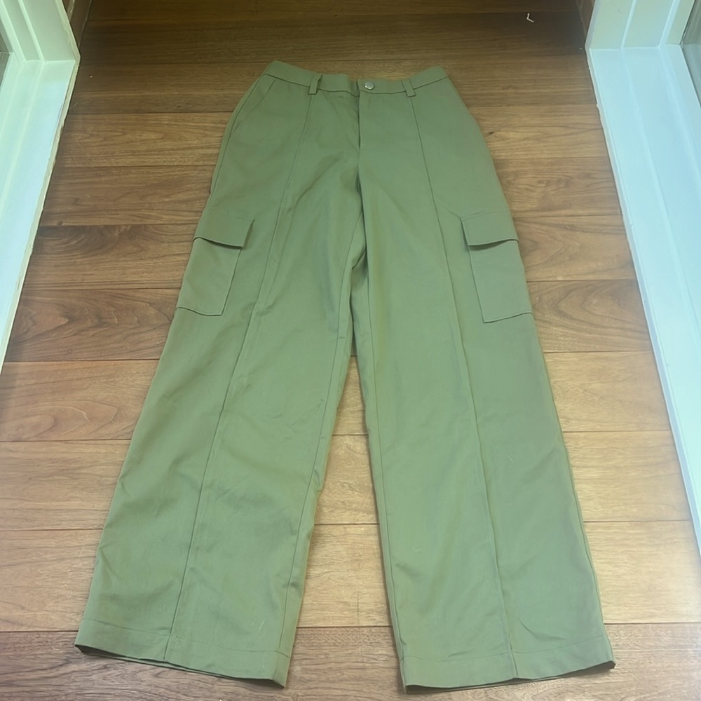 BCBGeneration Women's Relaxed Flare Leg Cargo Pant with Pockets - Picture 3 of 5